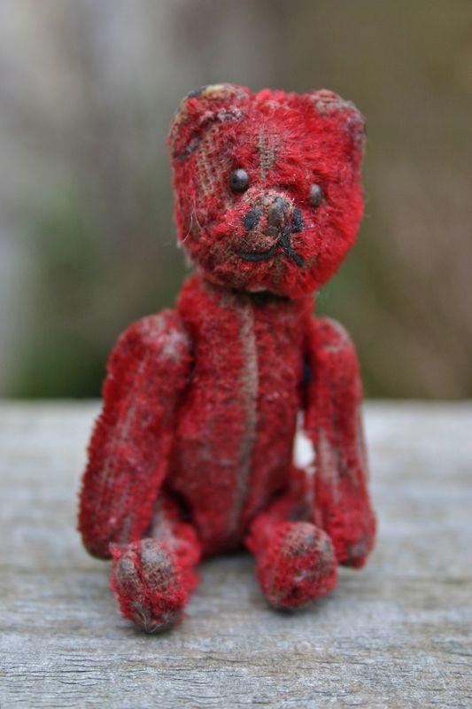 Истории тедди. Медведь Альфонсо Тедди. Красный мишка Тедди. Красный плюшевый медведь. Советские плюшевые игрушки.