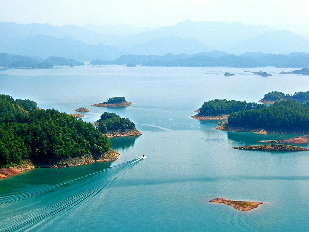 Самое крупное озеро в азии. Озеро Поянху Китай. Озеро Цяньдаоху. Цяньдаоху Чжэцзян. Цяньдаоху или озеро тысячи островов.
