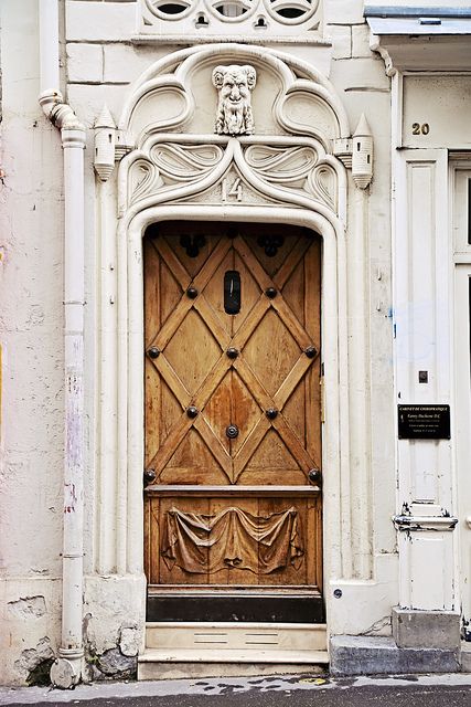Двери в стиле модерн в интерьере