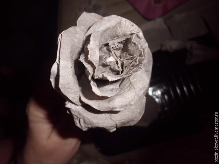Букет из туалетной бумаги. Розочка из туалетной бумаги. Цветы из туалетной бумаги. Букет цветов из туалетной бумаги. Поделки из туалетной бумаги розы.