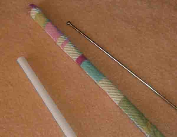 Как называются рулончики свернутые из узких полосок. Палочка для выворачивания ткани. Крючок для выворачивания рулика. Как вывернуть узкую полоску ткани. Колышек для выворачивания деталей для шитья.