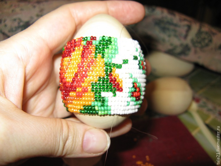 Плетение пасхального яйца из бисера в технике «бисерное ткачество», фото № 10