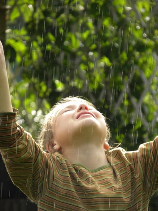 Как растения радуются дождю. Дети радуются. Дети радуются дождю. Радостные дети под дождем. Дети под дождем летом.