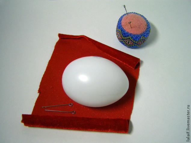 Обтянутые яйца. Пасхальные яйца обтянутые бархатом. Обтянуть шар тканью. Пластиковые шары обтянутые тканью. Пенопластовое яйцо обтянутое тканью.