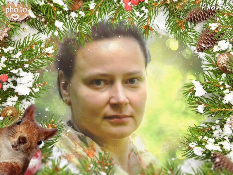 Девушка зима улыбка. Новогоднее преображение. Марафон преображение. Девушка в волосах елочные игрушки. Новогодние прически для девушек.