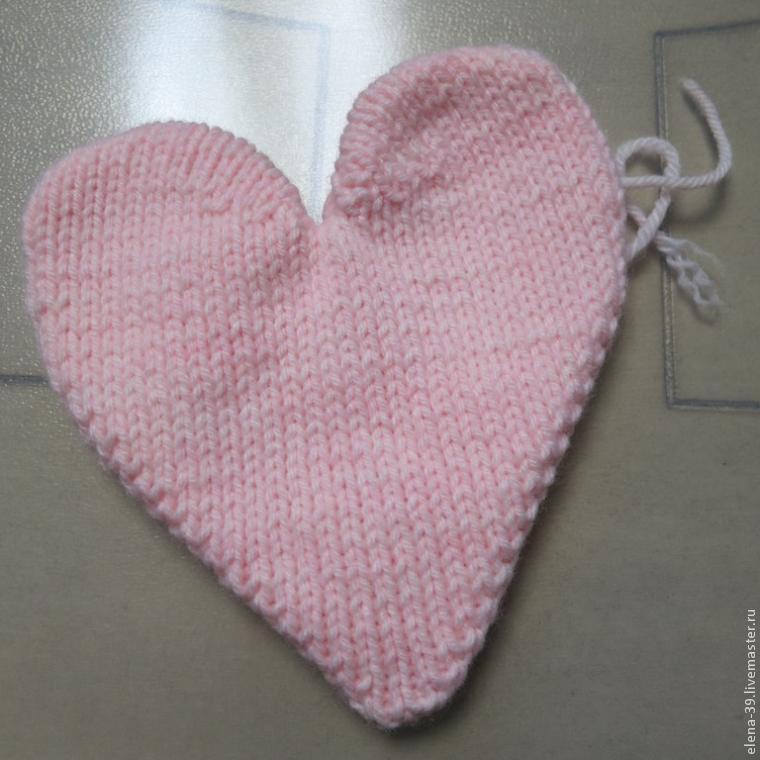 Инструменты и материалы для вязания сердечка