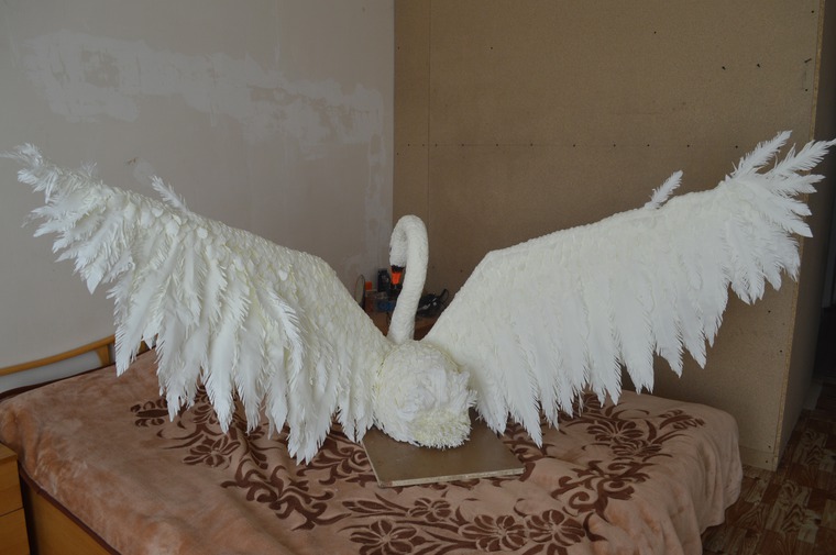 форма крыла лебедя. крылья птицы из бумаги. крылья из картона для ребенка. крылья из перьев. крылья из пенопласта.