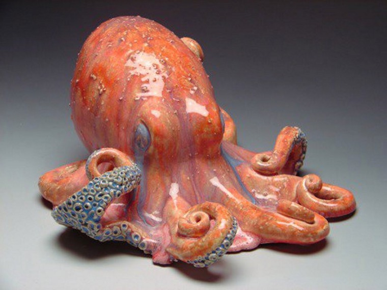 Розовые осьминоги. Осьминог скульптура. Скульптурные рыбки. Осьминог керамика коралл. Осьминог скульптура из глины.