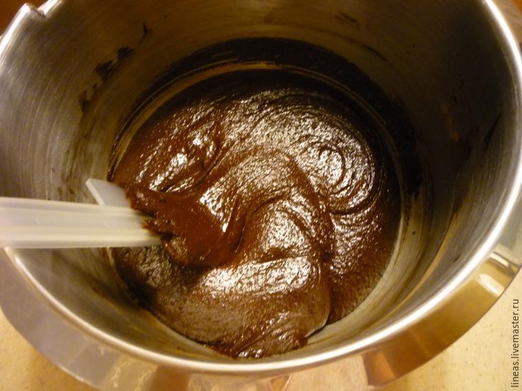 Окрашивание какао маслом. Шоколадная обработка. Шоколад свернулся. На шоколад попала вода. Как выглядит свернувшийся шоколад.