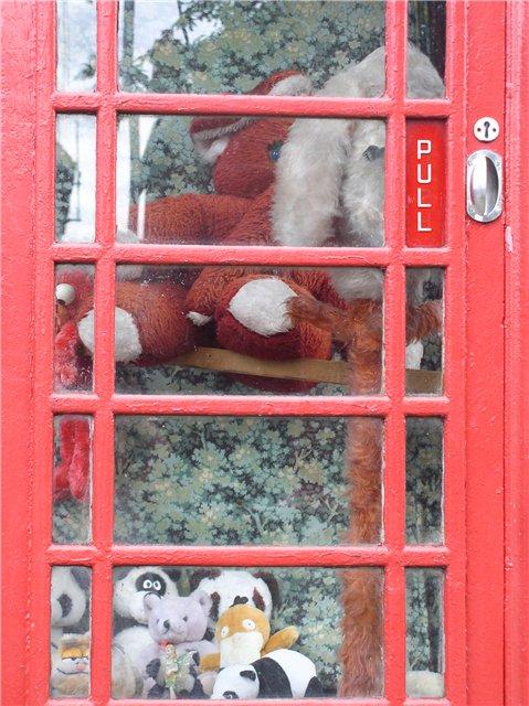 Телефонная будка чебурашки на вднх. Домик чебурашки в телефонной будке. Домик чебурашки в телефонной будке. Телефонная будка чебурашки. Телефонная будка чебурашки.