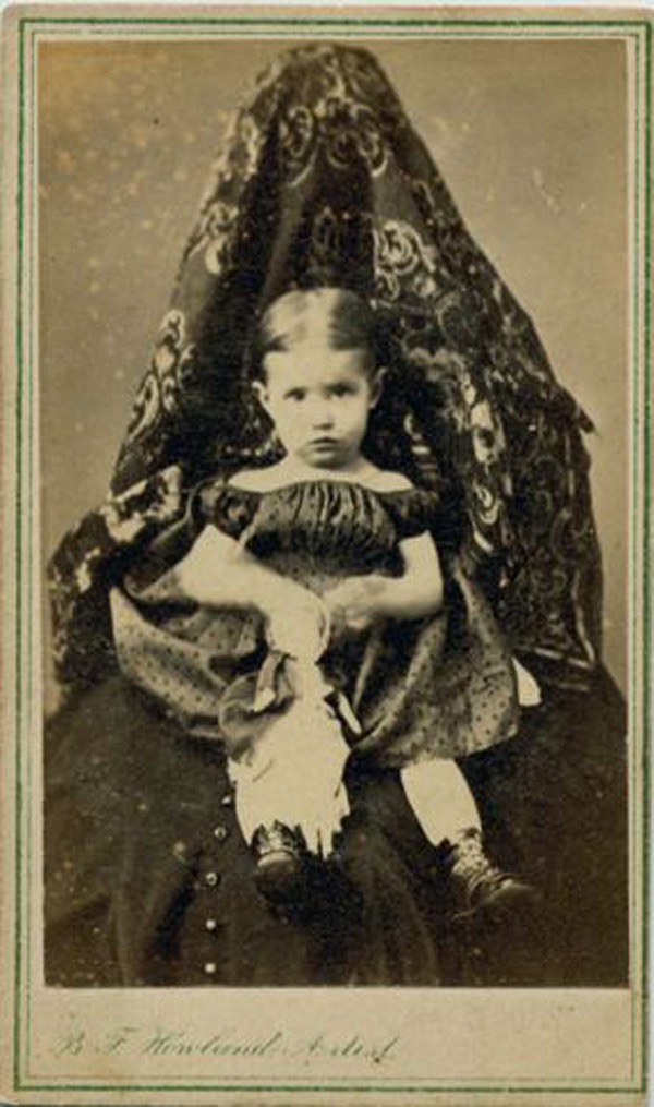 Скрытое фото мам. Post Mortem викторианской эпохи. Младенец 19 века. Спрятанная мать Викторианская эпоха снимки. Мать 19 века.