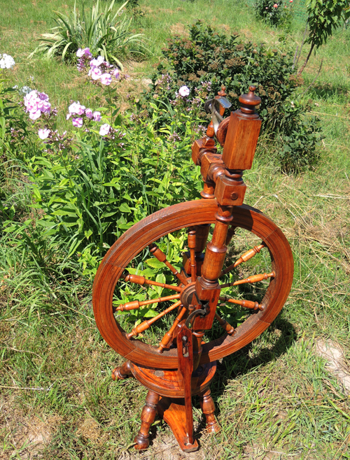 Декор для прядильного колеса. Старинные чнщи в интерьере. Старинные предметы интерьера. Прялка с колесом. Прялка valheim.