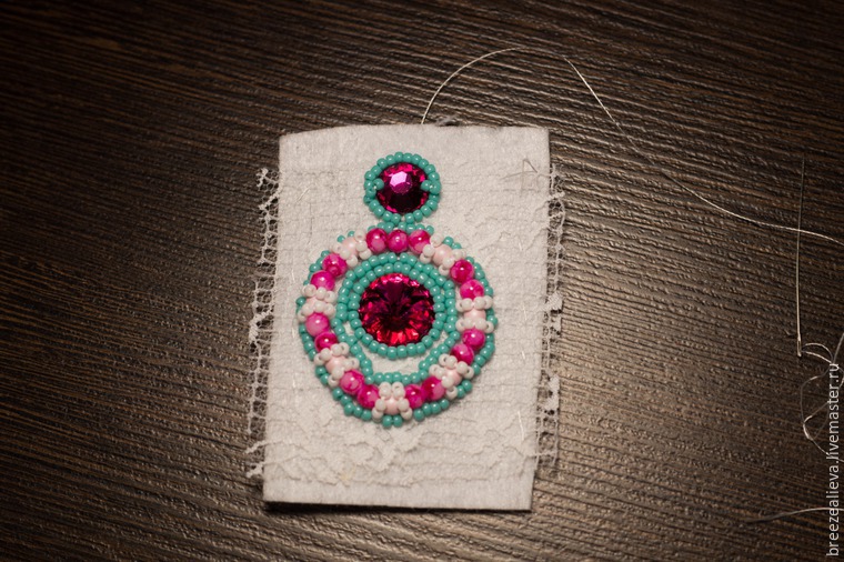 Mistrovská třída vytváření náušnic z korálků a kamínků, foto č. 13