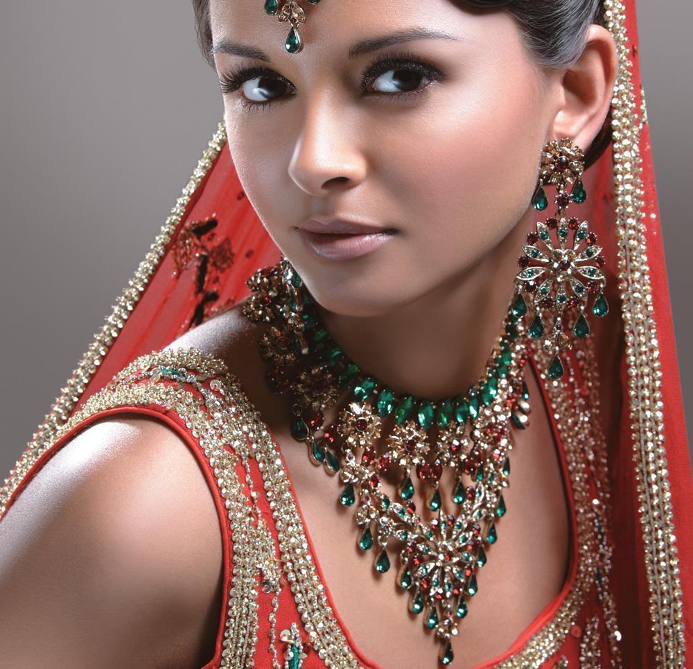 Женщина инди. Карн Пхул. Индийские женские украшения. Индийские девушки. Самые красивые индийские женщины.