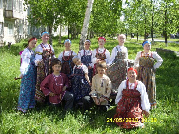 Фото в кокошниках на футболе трое