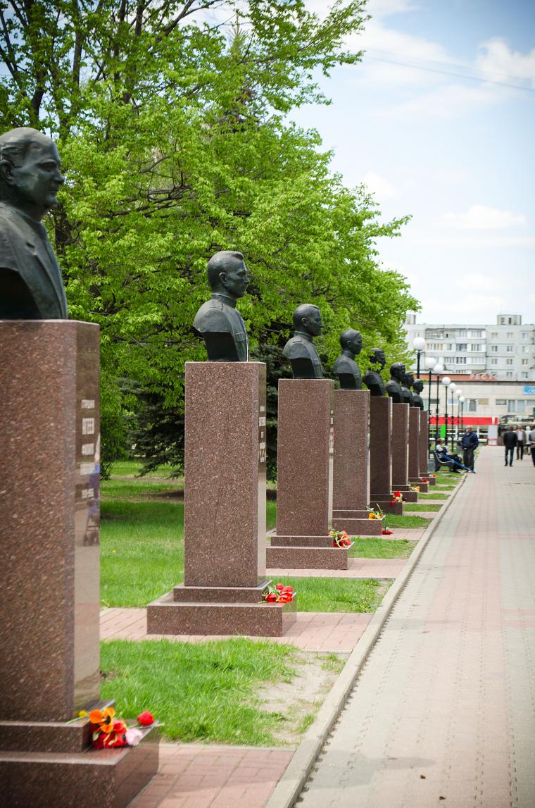 Памятник 17 героям старый оскол. Аллея героев старый Оскол. Аллея славы старый Оскол. Памятник воинской славы старый Оскол. Аллея славы город старый Оскол.