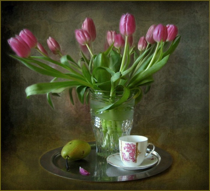 Фото натюрморт с сиренью и тюльпанами