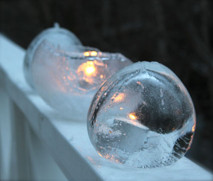 Ледяные подсвечники и яркие красивые ледяные шары, или Украшаем улицу и свой дворик, фото № 7