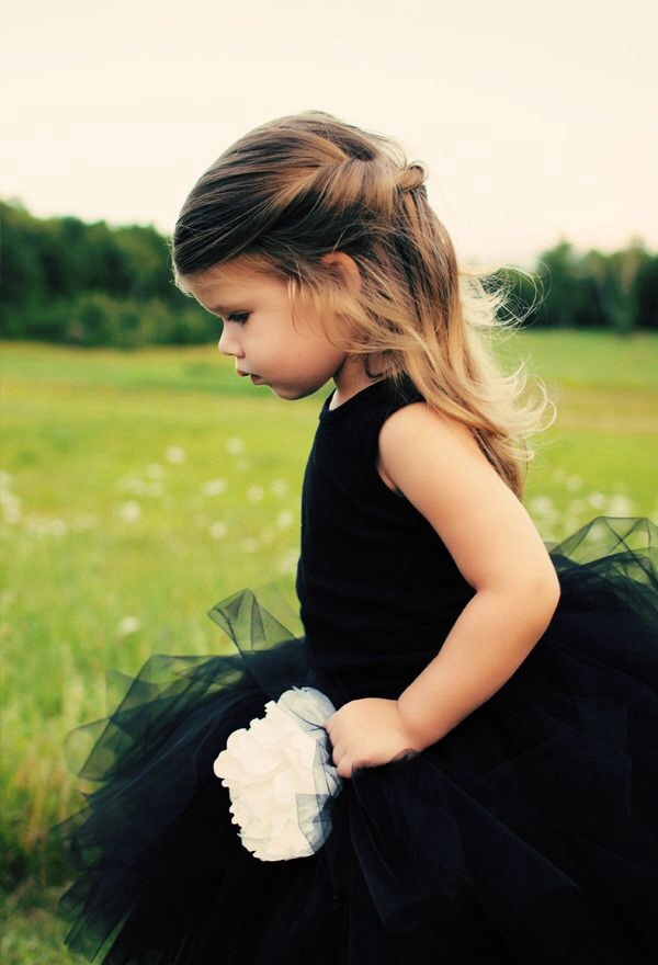 Маленькая девочка в черном платье
