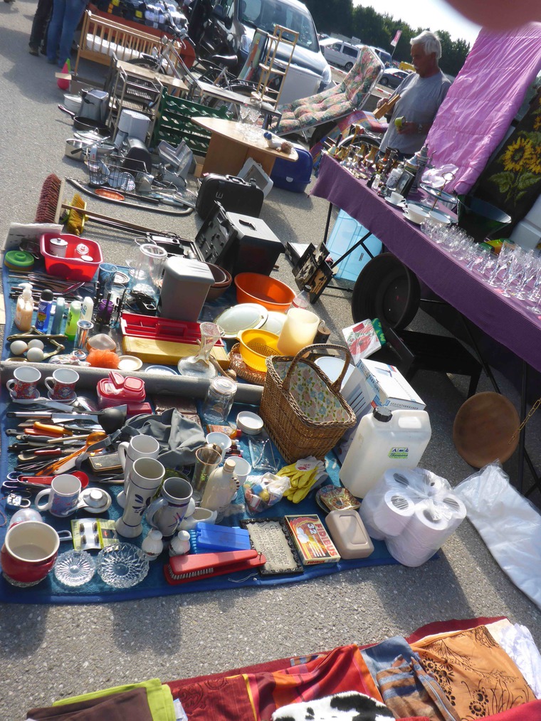 Антикварный рынок. Антиквариат с блошиного рынка. Вещи с барахолки. Как назывались рынки где продавались вещи. Блошиный рынок ижевск удмуртия.