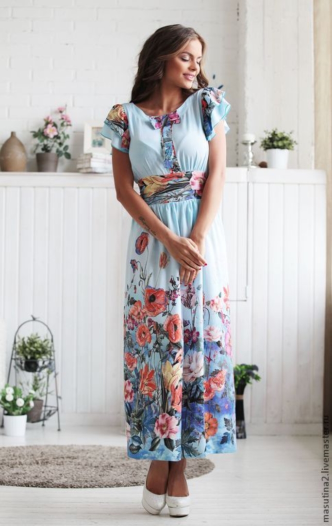 Платье с музыкальным принтом. Летнее платье на портрете. Платья с нотным принтом. Летнее платье. Девушка в платье летнем красивая.