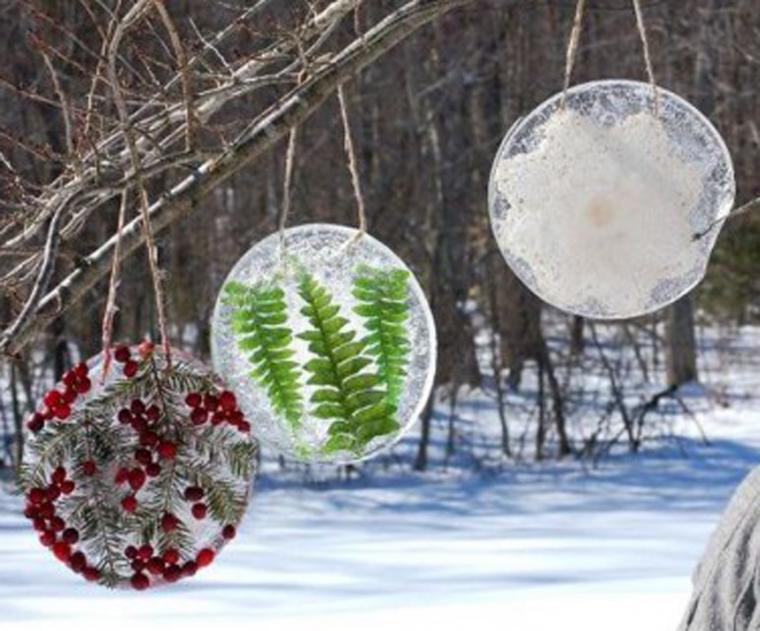 Шарики изо льда. Ледяные игрушки на елку. Зимние украшения необычные. Ледяные украшения для детского сада. Ледяные украшения на елку.