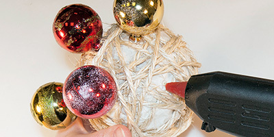 Новогодний топиарий своими руками на год: из шишек, шаров, кофейных зерен