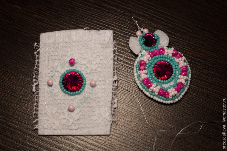 Mistrovská třída vytváření náušnic z korálků a kamínků, foto č. 7