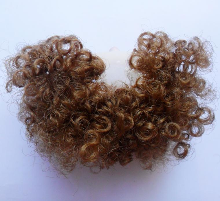 холодное ленточное наращивание волос технология. статическое электричество волосы. тресс для кукол. ленточные пряди для наращивания волос. приклеенные волосы на голове.