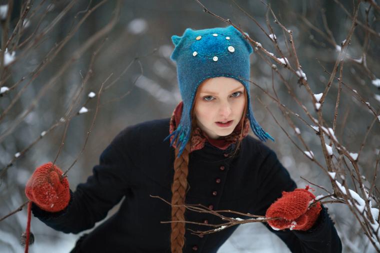 Фото девочки с подснежниками