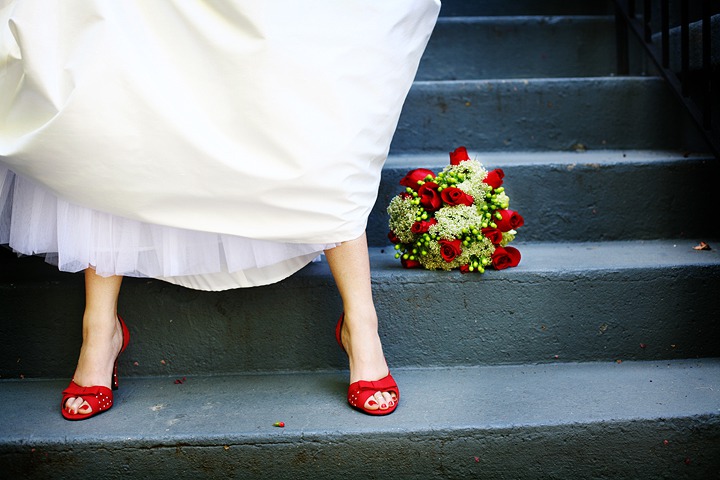 Невеста в красных туфлях и белом платье