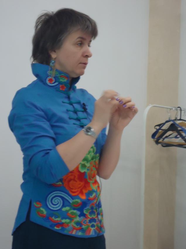 По-русски время, залез рукой под юбку на кассе