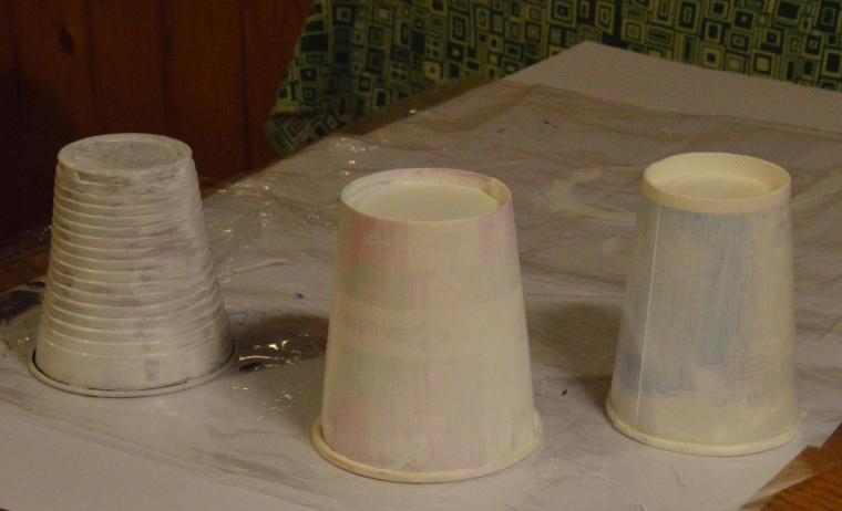 Простые поделки к Новому году из пластиковой и бумажной посуды