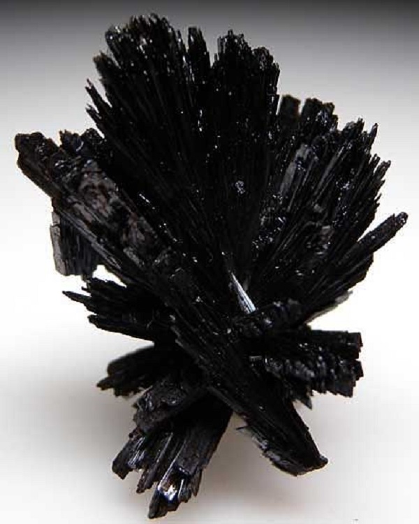Черная кристаллическая порода. Гетит камень. Черный Кристалл. Минералы черного цвета. Черный Кристалл игольчатый.