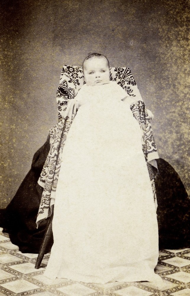 Мама скрытое фото. Скрытая мать 19 век. Невидимая мать. Спрятанная мать фото. Скрытая мать фотография 19.
