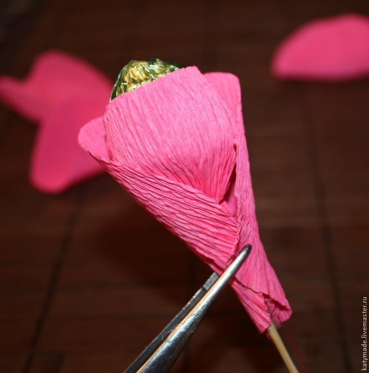 Как сделать цветок для букета из конфет, фото № 17