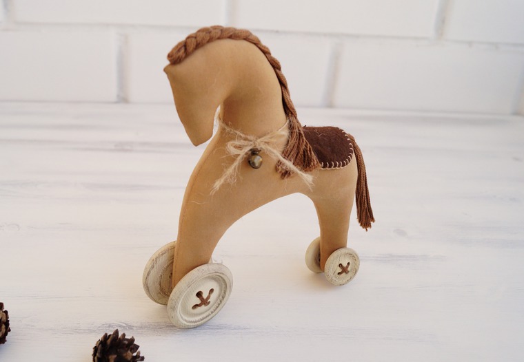 Кофейные игрушки лошадь. Чердачные игрушки лошадь своими руками. Кофейная лошадка мастер класс. Чердачные лошадки игрушки. Кофейные игрушки лошадь.