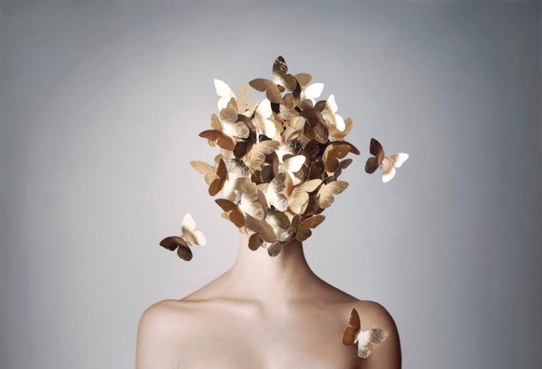 Девушка с бабочками на голове. Цветы вместо головы. Цветы на голове. Цветы из головы. Бабочка над головой