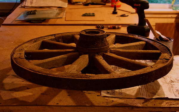 Дизайнерский столик из бидона и колеса от телеги