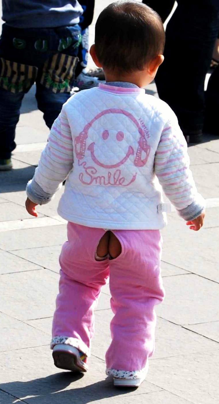 Китайские детские штаны с дыркой