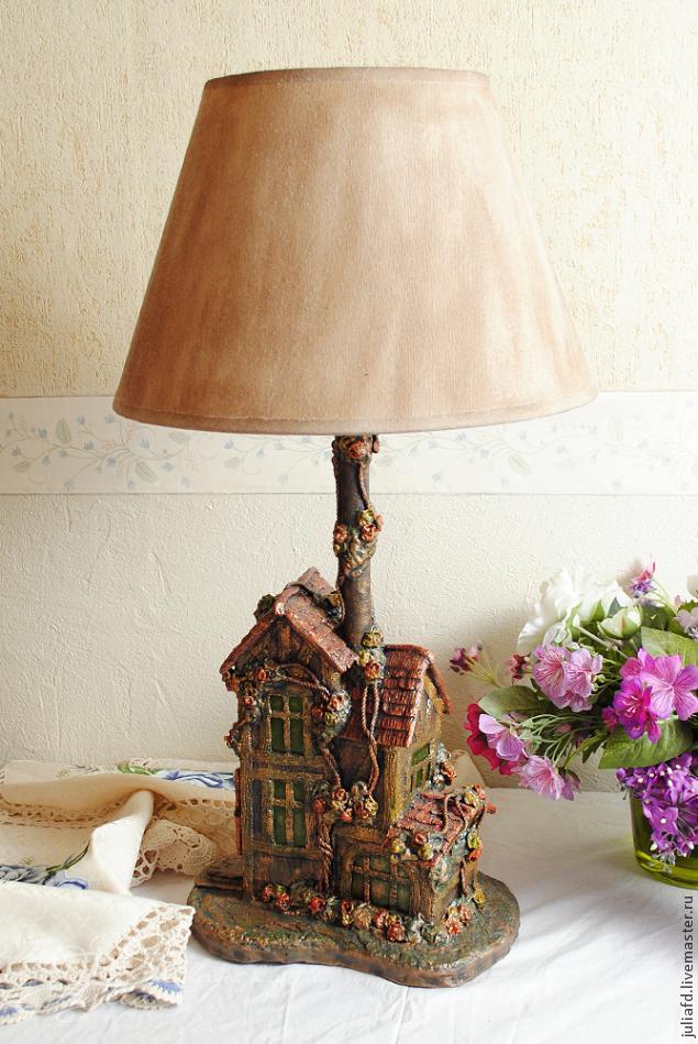 Оригинальная настольная лампа из брусков