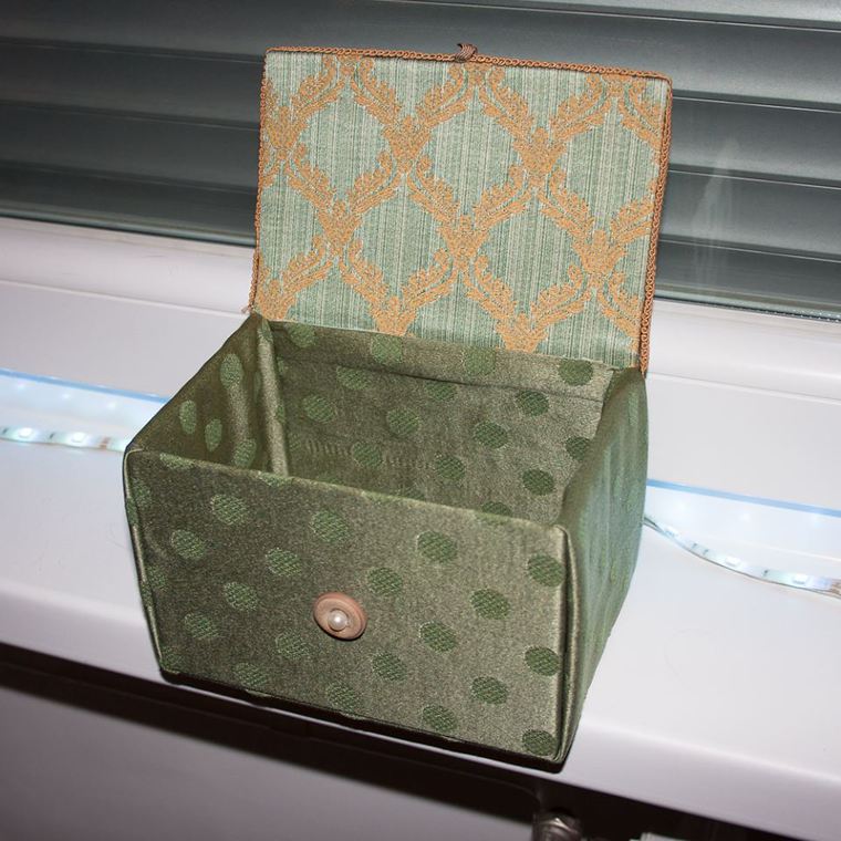 Обтянуть коробку. Коробка для хранения обшитая тканью. Обтянуть коробку тканью. Декор коробки тканью. Коробки обтянутые тканью.